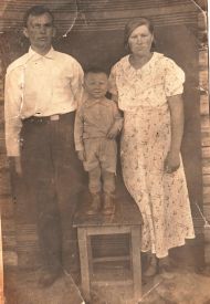 Леоненков Валентин Архипович с родителями Архипом Климовичем и Александрой Федотьевной. Фото 1939 год.